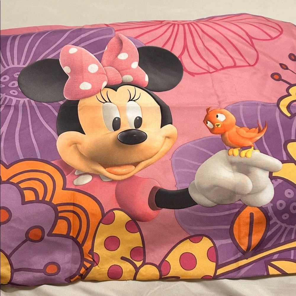 Minnie Mouse Toddler Bed Comforter and 3 piece sheet set for Toddler Bed. EUC
